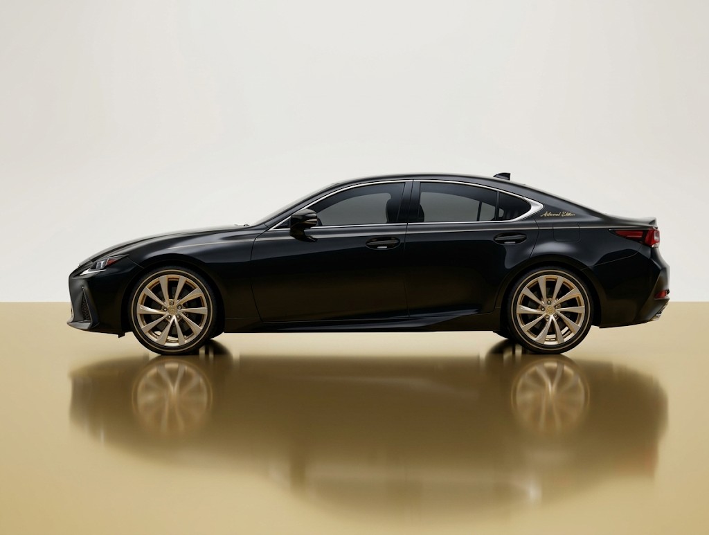 Lexus ES después del servicio, con la pintura limpia y brillante