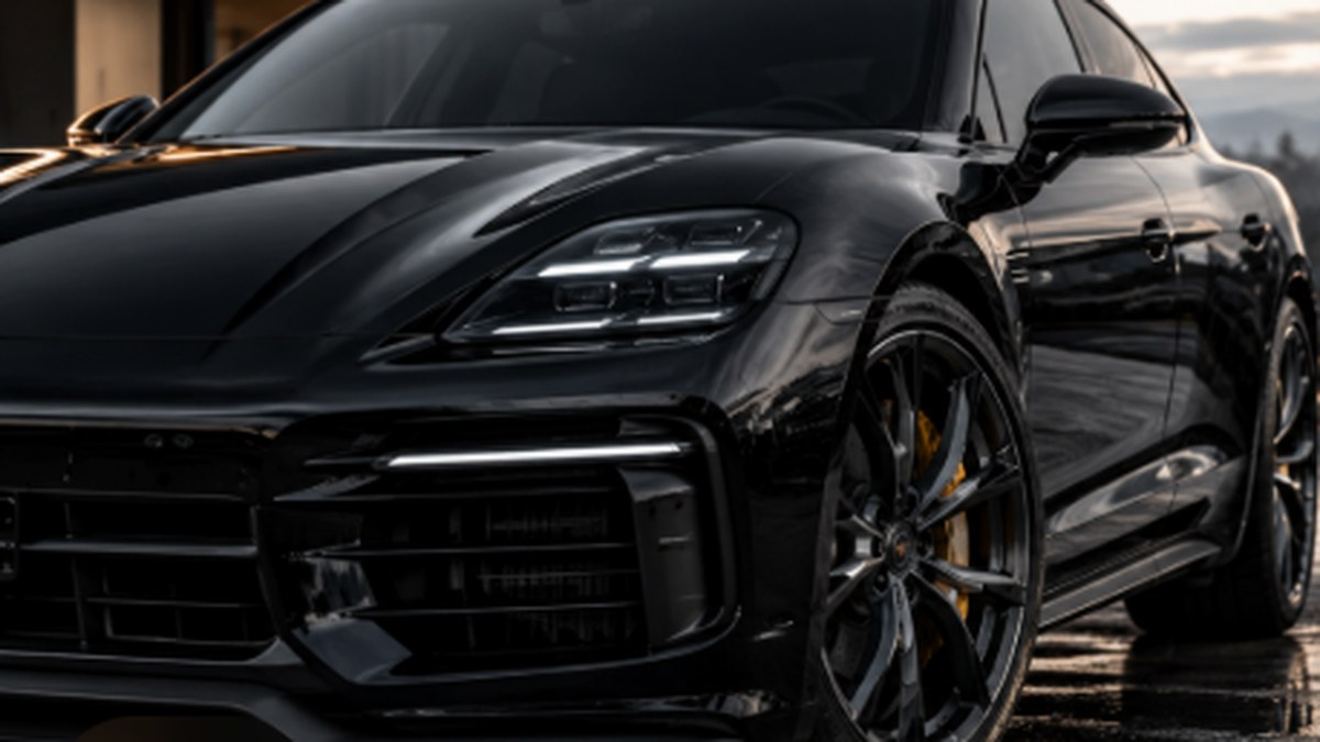 Carrocería de un sedán negro premium